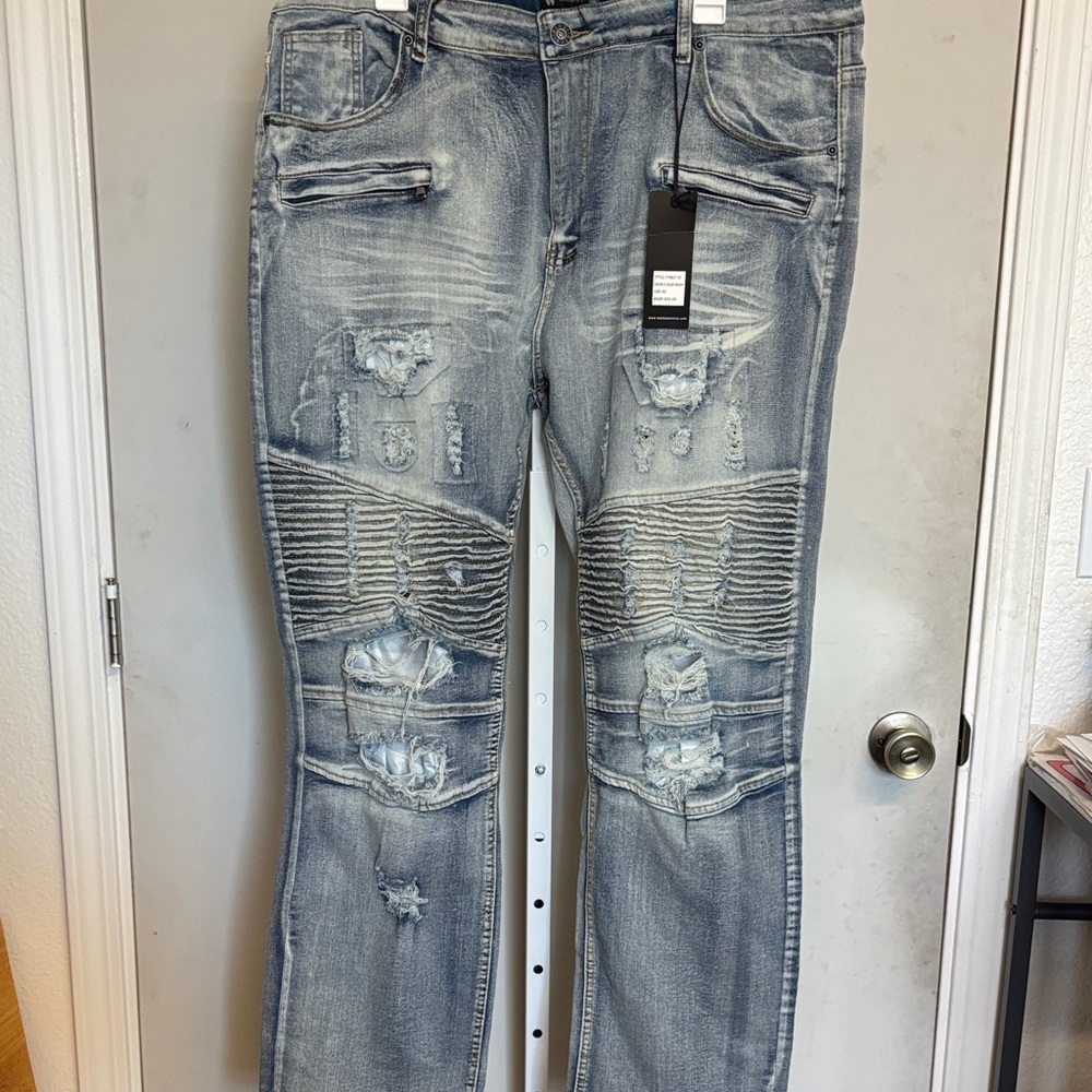 NWT Men Distressed Blue Jeans 42